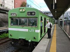 奈良線は一見、都会の電車のように見えますが、実は全線のうちの7割は単線区間。したがって、電車の行き違いのため、駅で発車まで待つこともしばしば。