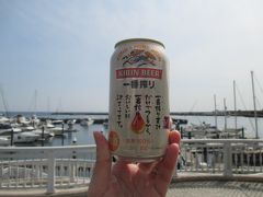 熱海親水公園にたどり着きました。ここのベンチに座って、ビールをプシュッと。あー、気持ちいい。ちなみにこのビールは、ここに来る途中で通った、マックスバリュエクスプレス熱海小嵐店で購入。マックスバリュエクスプレス小嵐店は、素敵ですよ。おでんやカレーなどが温かい状態で買えるし、パンも店内で焼いているようです。今回ビックリしたのは、「マックスバリュ小嵐店前」というバス停が新たに設置されていたことです。それだけ地元の方々に需要があるのでしょうね。