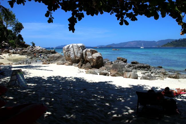 ☆Sunset Beach , Dice Rock @ Koh Lipe Thai<br /><br />Sunset Beach の西端にある四角い岩、通称“Dice Rock”が見えてきました。