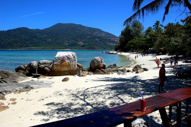 ☆Sunset Beach , Dice Rock @ Koh Lipe Thai<br /><br />Sunset Beachの西端には常設では由一のCafe Barがあり<br />Sunset Beachを見ながら飲食ができます。<br />