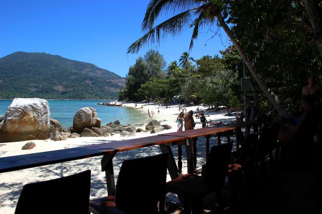 ☆Sunset Beach , Dice Rock @ Koh Lipe Thai<br /><br />このCafe Barは丘の上にあるThe HutのBarで<br />丘に上がる途中にトイレがあるので<br />使いたい方は１ドリンクご注文を。