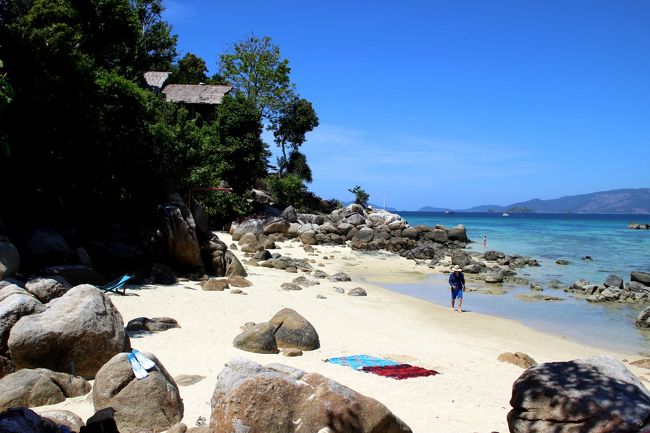 ☆Sunset Beach , Swan Resort @ Koh Lipe Thai<br /><br />Sunset Beachの西のどん詰まりはDice RockやCafe Bar辺りまでで<br />入り江を挟んだ向こう側はブティックリゾートのSwan Resortです。<br /><br />http://www.sawanresortkohlipe.com/<br /><br />干潮なら歩いてSunset Beachとつながりますが潮が満ちてくると<br />浅瀬を歩かなくてはなりません。