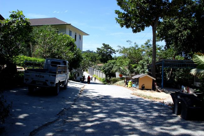 ☆Temple Street @ Koh Lipe Thai<br /><br />Sunset Beachから丘に上がりRaya Resort前を抜けると<br />リペ島の内陸を東西に行き来できる通称Temple Streetに出ます。<br />ここから西に行けばPitiusass　Resort方面、<br />東に行けば仏教寺院やWalking Street方面。<br /><br />写真左側の建物はPattaya BeachのSita Beach Resortの<br />一番山側にある建物です。<br />この建物の向こう左側に細い路地があり<br />その路地を下ればPattaya Beachに出られます。<br /><br />