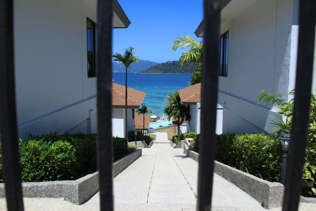 ☆Temple Street , Asara Resort @ Koh Lipe Thai<br /><br />こちらがAsara Resortの客室側。<br />鉄扉があるし突き当りは行き止まりの海なので<br />部外者は入れません。<br />でも海側からはプールなど一部が見えます。