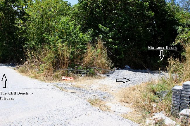 ☆Temple Street , Mia Luna Beach @ Koh Lipe Thai<br /><br />Asara Private Beach Resortをやり過ごした右手の海沿いの森に<br />Mia Luna Beachへの入り口があるので<br />急な坂を下りるとMia Luna Beachです。<br />