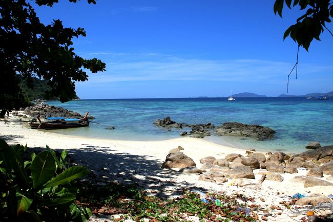 ☆Mia Luna Beach @ Koh Lipe Thai<br /><br />キャンプサイト＆ビーチバーのMia Lunaは４年前まで営業していましたが<br />３年前シーズン廃業しました。<br />３年前までは廃屋もあったのですが、一昨年は焼き払らわれていました。<br />リペ島におけるバックパッカー最後の砦のような施設だっただけに<br />バックパッカーにとってますます高嶺の花になってきました。