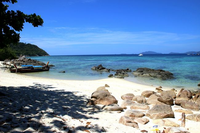 ☆Mia Luna Beach @ Koh Lipe Thai<br /><br />誰もいないと思っていたらなんとロングテールボートが２隻も停泊していました。<br />でも観光客は見当たらないし・・・・