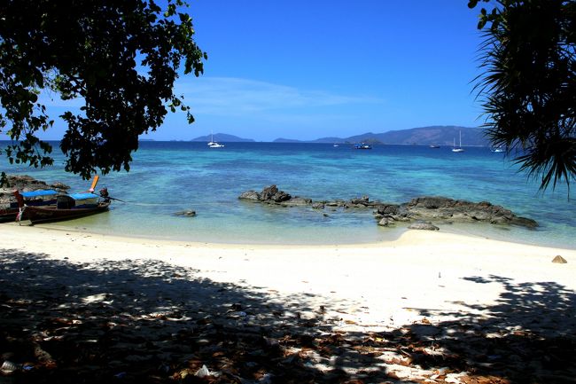 ☆Mia Luna Beach @ Koh Lipe Thai<br /><br />観光客ではなくボートマンがボートの修理をしていました。<br />でもなぜわざわざこのビーチで修理？？