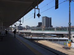 折尾駅は立体交差化工事中。筑豊本線、短絡線の高架駅が姿を現しました。あと少しで完成するそうです。