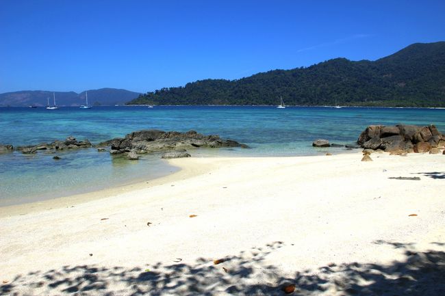 ☆Mia Luna Beach @ Koh Lipe Thai<br /><br />この日はたまたまボートマンがいましたが<br />普段は誰もいない静かな静かな無人ビーチです。<br />周辺の離島に行かずとも独り占めできる可能性のある唯一のビーチです。