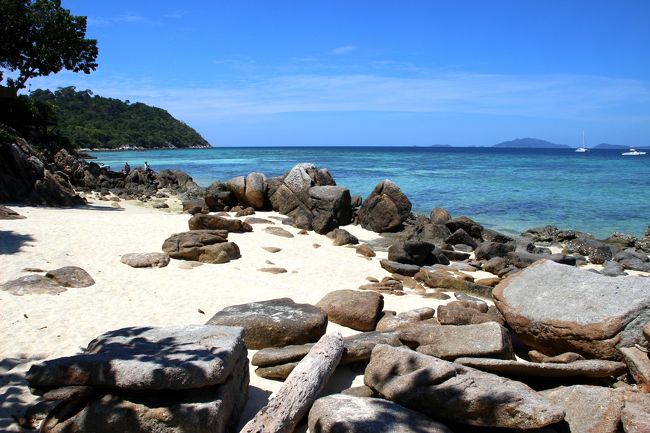 ☆Mia Luna Beach @ Koh Lipe Thai<br /><br />現在Mia Luna Beach は無人は無人ですが<br />丘の上に１軒だけ別荘があり<br />そこからこのビーチに降りてくる階段がありますが<br />今まで人の気配を感じたことがありません。<br />どちらにしてもビーチは国有地なので<br />誰にも遠慮なく利用できるのでご安心を。