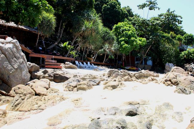 ☆Billa Beach @ Koh Lipe Thai<br /><br />それでも一昨年少し改装したので<br />３年前よりは見た目は良くなりました(^_^;)。<br />でも値段を聞いてびっくり、全然安くありません。<br />値段も然るところながら素朴過ぎて軟弱者の私は泊りたいとは思いません。<br />でも異文化が好きな欧人がけっこう滞在しています(^^ゞ。<br /><br />http://bilabeach.weebly.com/