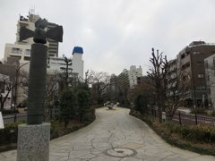 植物園を出て　バス通りで右に行くと　
左側に　共同印刷という会社があります　
その先で2手に分かれる坂道のうち　
広い方が播磨坂です