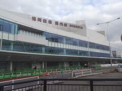 福岡空港到着
工事の真っ最中らしく、降機してから、到着口までの通路も仮通路みたいな感じでした。
到着口から外にでるところも、写真のようにコーンなどで封鎖されてる通路もあり、導線がわかりにくくなっています。
工事自体は来年1月までということで、進捗具合によって変わっていくんでしょうね。
