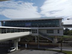 沖縄到着。
次の便まで、2時間ほど時間が空きますので、ゆいレールに乗ってみます。
ゆいレールの那覇空港駅には、連絡通路がありますので、天気が悪くてもぬれずに移動可能です。
