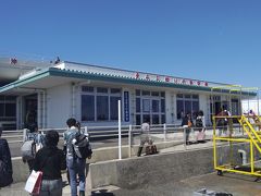 沖永良部空港到着です。徒歩でターミナルに向かいます。
この時、ターミナルの屋上に人影が見えていたのですが、どこから登るのかわかりませんでした。
ターミナル内をみても、そのような階段はありません。
ターミナルを出て、左に回り込むと、1人分の幅の階段がありました。
