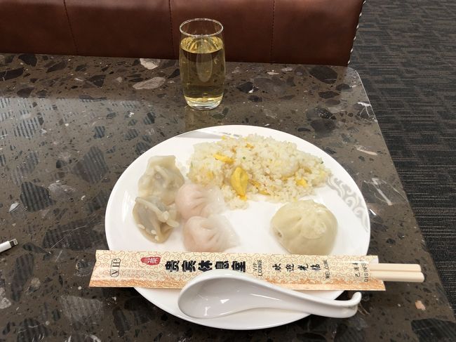 ラウンジ内で食事