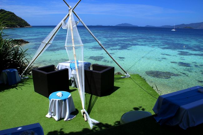 ☆The Cliff Lipe Sunset Beach Resort @ Koh Lipe Thai<br /><br />Bila Beachのすぐ西隣りは４年前新規オープンした<br />The Cliff Lipe Sunset Beach Resort 。<br />ジャグジー付きの部屋もありお値段もなかなか。<br />以前はForever　Resortという素朴なリゾートでした。<br /><br />http://theclifflipe.com/<br /><br />昨年まではビーチマットが置かれていたリラックススペースが<br />ロマンチックディナー用のテーブルセットが設けられていました。<br /><br />