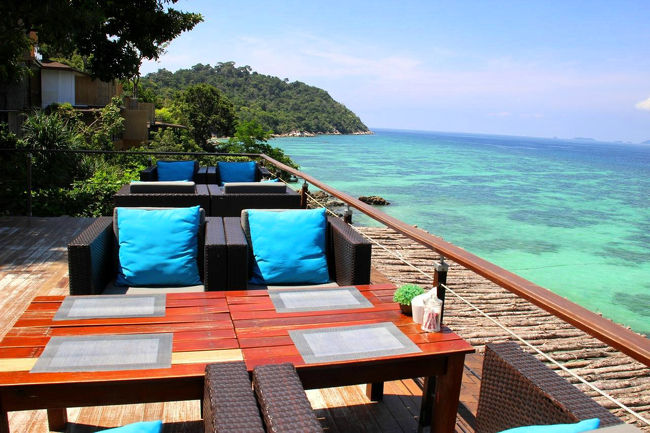☆The Cliff Lipe Sunset Beach Resort @ Koh Lipe Thai<br /><br />断崖上にあるThe Cliff Lipe Sunset Beach Resort のレストランです。<br />眺めが素晴らしいレストランです。<br />