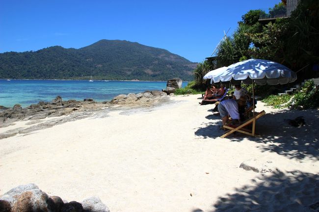 ☆The Cliff Lipe Sunset Beach Resort @ Koh Lipe Thai<br /><br />The Cliffのビーチに降りてきました。<br />リペ島の北西部にはプライベートビーチがウリの<br />小さなリゾートが点々としていますが<br />何処もビーチと言うより入り江の小さな砂浜って感じ、<br />満潮になるとみな半分くらい水没してしまいます。