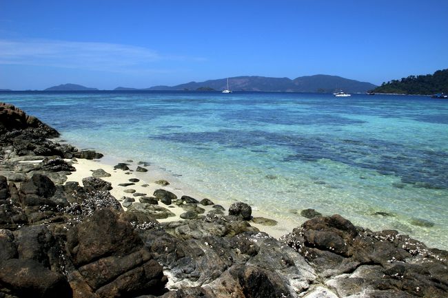 ☆The Cliff Lipe Sunset Beach Resort @ Koh Lipe Thai<br /><br />この岩場の西隣りはPitiusas Beach Resort。