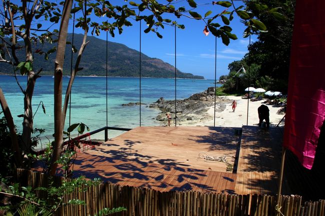 ☆The Cliff Lipe Sunset Beach Resort @ Koh Lipe Thai<br /><br />上記岩場の丘側には何やら新しい施設を作っていました。<br />レストランは崖上にあるし、ビーチにはBarがあるし<br />マッサージハウスかSpaってところか？