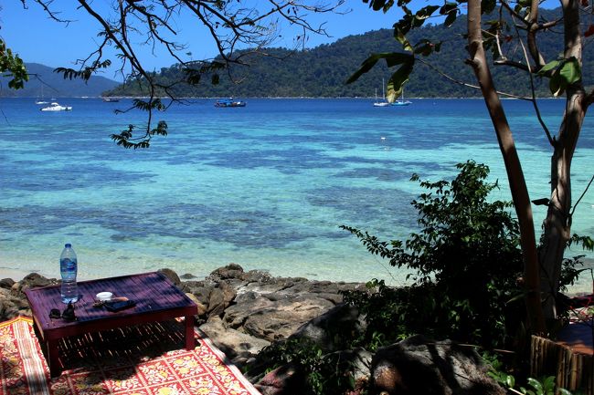 ☆Pitiusas Beach Resort @ Koh Lipe Thai<br /><br />Pitiusas Beach Resort です。<br />このリゾートは５シーズン前にオープンしたまだ新しいリゾートです。<br />当初はPitiusasの意味も読み方も分かりませんでしたが<br />調べたらスペインのバレンシア沖、地中海にあるイザビ島の南にある小さな島の名前でした。<br />リゾートのオーナーがスペイン人だからだと思います。<br /><br />http://www.pitiusasbeachresortkohlipe.com/