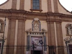 マルトナーラ教会を出て少し歩いてイエズス会の教会、ジェズ教会に立ち寄りました。