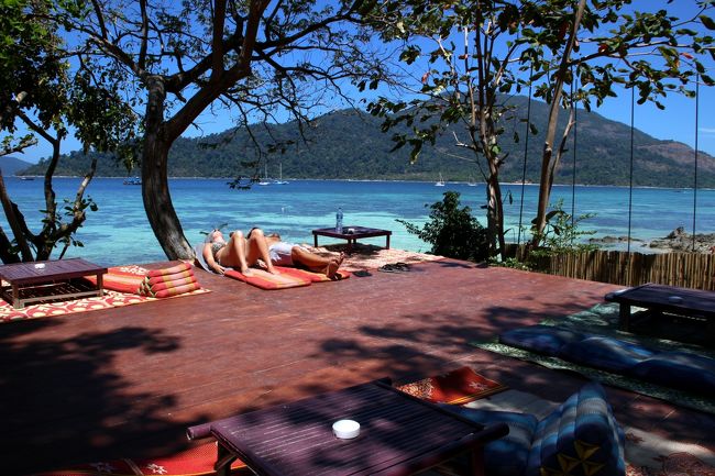 ☆Pitiusas Beach Resort @ Koh Lipe Thai<br /><br />Pitiusas Beach Resortはウッドデッキタイプの寛ぎ処が２つあり<br />こちらはThe Cliff側。