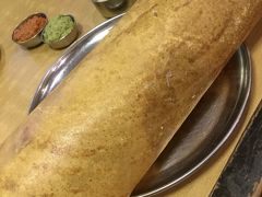 Sagar Ratna
コンノート・プレイスに戻って、ペーパー・マサラ・ドーサを（175ルピー）。昨夜はだいぶ大喰らいをしたので、今日は昼食と夕食をこの一皿で済ませる。