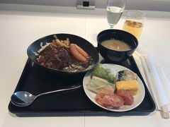 とくにやることもないので、ラウンジ直行。

JALのカレーとたらこを食べたかったので、ニンマリ。