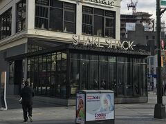 トランジットミュージアムの後、近くのShake Shack（ブルックリン店）でランチ
ブルックリンの店はマンハッタンに比べランチタイムでも行列無し。お店のイメージもGOOD!
