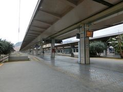 シチリア中央駅にやってきました。ホームです。日曜日は列車の運行が少ないということでしたが、列車を見かけませんでした。