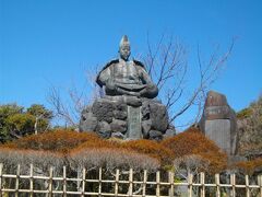 銭洗弁天前の急坂をさらに登ると、源氏山公園に到達する。源氏山公園の広場には源頼朝の像がある。