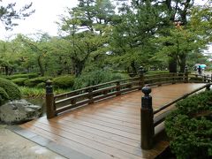 小雨が降る中、散策。