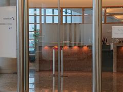 今日から待ちに待ったグアムだ～(*‘ω‘ *)
7時前に成田空港に到着　JALのカウンターで荷物を預け、Wi-Fiを受け取り入国審査に並びます。JALのカウンターからWi-Hoのカウンターまでかなり離れていました。安いので仕方ないか・・
今回ラウンジが利用できるので、免税店でタバコのみ購入しワクワクしながらラウンジに向かうが・・・
(。´･ω･)?どこ？あれっ？なかなかたどり着けない・・
いろんな人に聞いてようやくアメリカン航空：アドミラルズクラブに到着