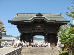 善光寺表参道のゆるやかな坂道が石畳に変わる辺りから参道を囲む様に宿坊が軒を並べていた。	
