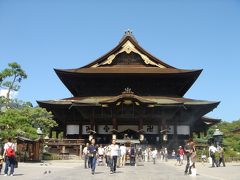 宗派に問わない善光寺だけあって参拝者が絶たない境内。