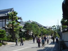 宿坊の連なる参道。