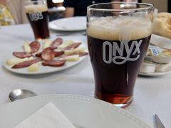 大好きな黒ビールを選びました！
サラミとチーズがありました。