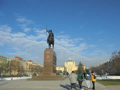 まずザグレブ中央駅から出ると目の前に、トミスラフ像がある広場があります。
