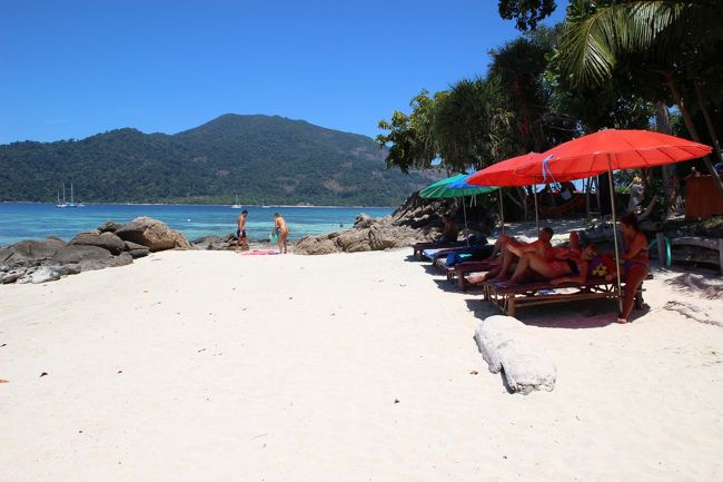 ☆Pitiusas Beach Resort @ Koh Lipe Thai<br /><br />このPitiusas Beach Resortから西にはリゾートも無ければ<br />ビーチらしいビーチもありません。<br />干潮なら途中まで岩伝いに行けますが<br />小さな入り江がいくつかあるだけなので<br />Pitiusas Beach Resortで引き返した方が賢明です。