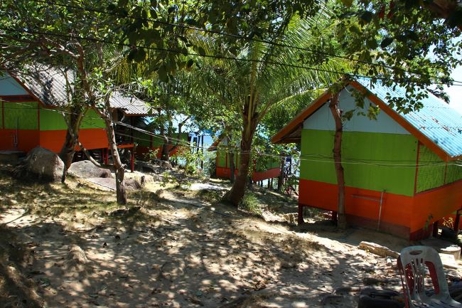 ☆Daya Seaview Bungalow @ Koh Lipe Thai<br /><br />上記の山道を海側に下ると道が二股に別れ<br />左手が５Brothers Bungalowで右側がSanom Beachに至ります。<br /><br />ところが後日Sanom Beach Resortを再訪したとき<br />このBungalowへの海側の入口看板をようく見たら<br />なんとバンガロー名がDaya Seaview Baungalowになっているではないですか。<br />昨年までは 5 Brothers Bungalow だったのに名前だけ変わったようです。<br />Daya とはPattaya Beachのほぼ西端のリゾートで<br />もしかしたら買収したのかもとNet検索したら<br />案の定Daya Resortで運営するようになりました。<br />以前からDaya Resortの姉妹ホテルだったのかは不明ですが<br />Daya Resortから直接このBaungalowに至る道はありません。<br /><br />※Daya Resort<br />https://www.agoda.com/ja-jp/daya-resort/hotel/koh-lipe-th.html?cid=-370