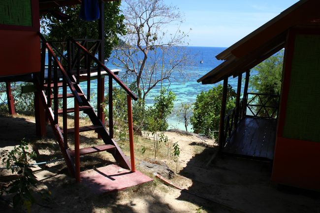 ☆Daya Seaview Bungalow @ Koh Lipe Thai<br /><br />全棟、丘の天辺に建っているので一列目はとくに素晴らしい眺めで<br />２列目でもバンガローの間から美しい海が望めます。<br />