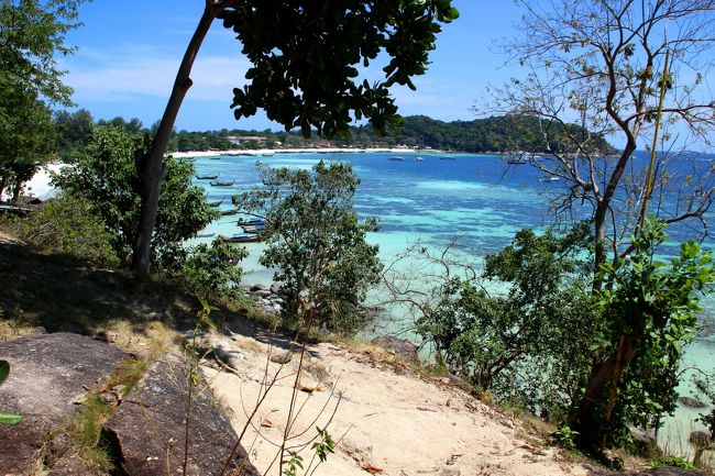 ☆Daya Seaview Bungalow @ Koh Lipe Thai<br /><br />ただ、眺めがいい分ここまで登ってくるのが少し大変。<br />たぶん食堂も無かったと思うので<br />いちいちPattaya BeachかSanom Beachに行く必要があります。