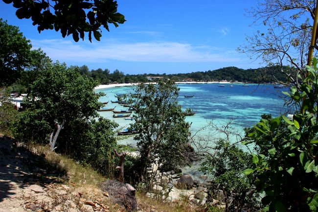 ☆Daya Seaview Bungalow @ Koh Lipe Thai<br /><br />見えているのはパタヤビーチとパタヤ湾。<br />眺めもいいけど南向きで日当たりが良すぎて少し暑いかも(^^;)。