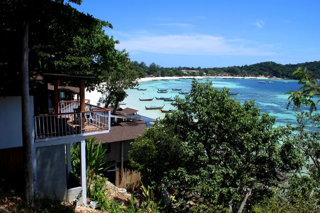 ☆Chareena Hill Beach Resort , Pattaya Beach @ Koh Lipe Thai<br /><br />Daya Seaview Bungalowの東隣りは今季新装オープンした<br />Chareena Hill Beach Resort です。<br />２年前まではPattaya 2 Resortと言う素朴系リゾートでしたが<br />昨年改装、一部新築し今季名前を変えてオープンしました。<br />経営が以前と同じかは分かりませんが<br />だいぶグレードUPしたのは間違いありません。<br /><br />※Chareena Hill Beach Resort<br />http://chareenahillbeachresort.com/en/<br /><br />