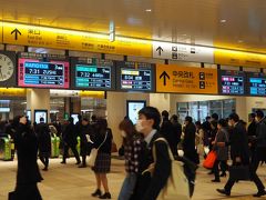 7:13 千葉駅に到着。
ところが、ここでトラブル発生。7:15千葉発、総武本線（普通）銚子行きに乗り継ごうとしましたが、プラットフォームが隣ではありません。階段を２段飛びで駆け上がって8番線に降りた時には、すでに列車は発車していました。私以外にも階段を駆け上がったのは、他に数人いました。みんなアウト。
アナウンスでは次の銚子行きは8:39。ここで1時間20分のロスは大きい。今日乗る予定の総武本線、鹿島線、成田線は時間帯によって運行列車が極端に少なく、練りに練ったプランだったからです。