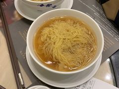 何洪記で夕食。空港価格。。。
炒飯はダメ。海老雲呑麺、焼豚饅頭、普通でした。