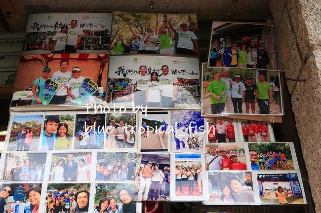 こっちには發哥だけじゃなくて、ほかの香港俳優さんたちの姿が。<br /><br />發哥って本当に感じがよくて、私がシンガポールに住んでいた時、フードコートで食事をしていたら後ろに座っていたのが發哥で、声を掛けたらすっごく気さくに応じてくれました。しかも、紙がなくてでもサインもらいたかったから、その時たまたま持っていた自分の名刺に、「サインしてください」って差し出したら、その裏側にサインしてくれました。香港でも庶民的と知られている發哥。ぜひいつか香港でばったり会いたいです。